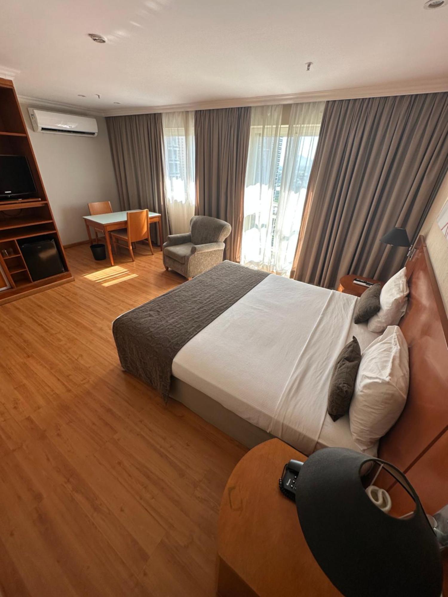 Flat Com Vista Panoramica -15- Na Barra Da Tijuca - Estacionamento Gratuito - Frigobar - Ar Condicionado - Piscina - Academia - Balsa Para Praia Gratis - Varanda - Vista Parcial Mar E Lagoa Rio de Janeiro Buitenkant foto