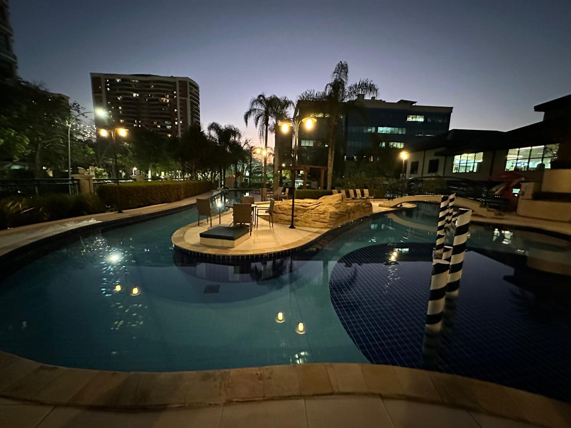 Flat Com Vista Panoramica -15- Na Barra Da Tijuca - Estacionamento Gratuito - Frigobar - Ar Condicionado - Piscina - Academia - Balsa Para Praia Gratis - Varanda - Vista Parcial Mar E Lagoa Rio de Janeiro Buitenkant foto